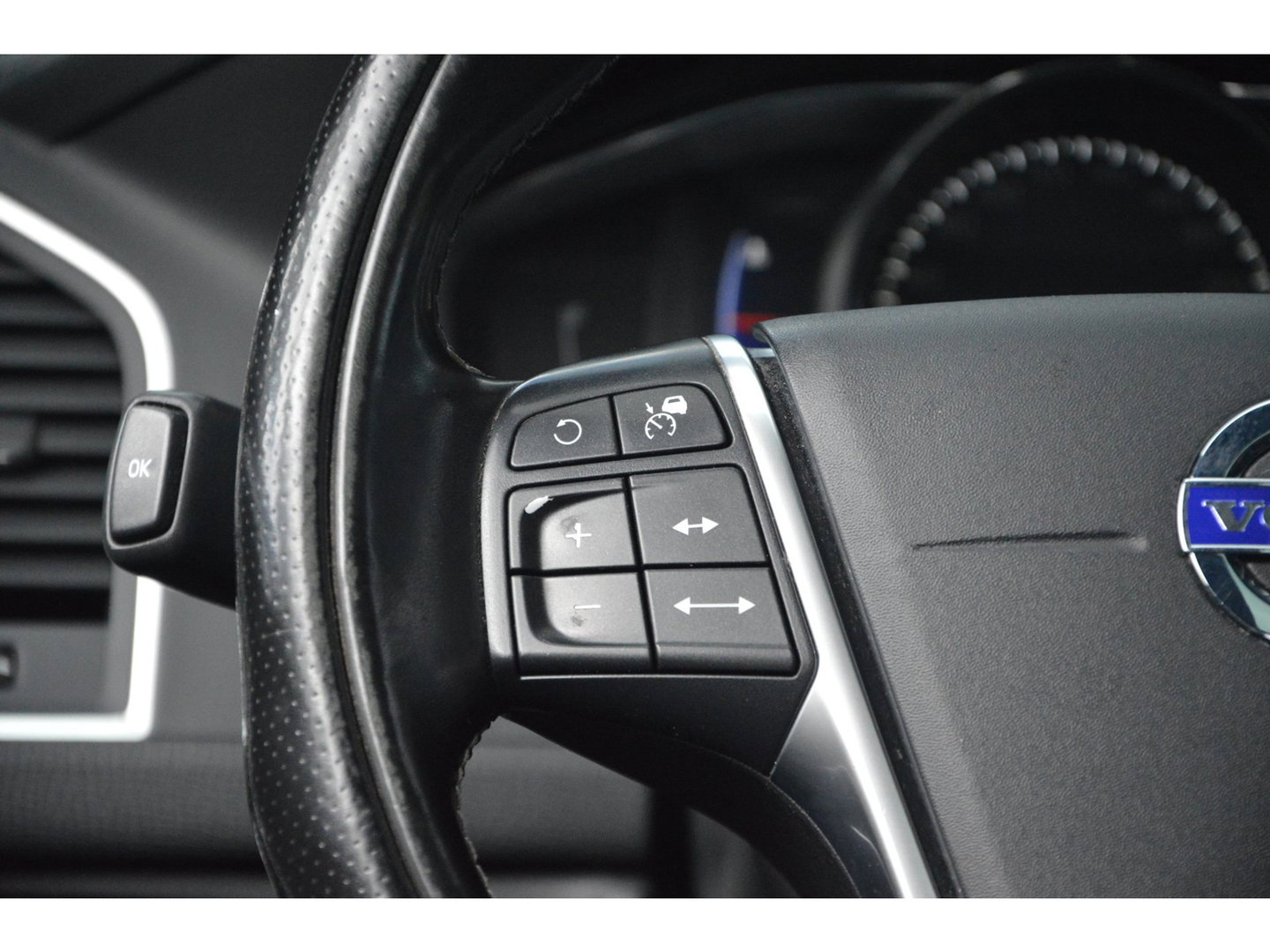 Volvo XC60 5 Cilinder AWD D4 R-Design | Adaptive Cruise | Panoramadak | Trekhaak 2000KG | Stoel + Stuur Verwarmd | Standkachel |