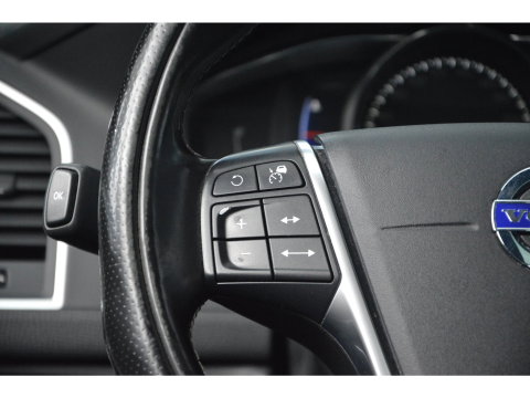 Volvo XC60 5 Cilinder AWD D4 R-Design | Adaptive Cruise | Panoramadak | Trekhaak 2000KG | Stoel + Stuur Verwarmd | Standkachel |