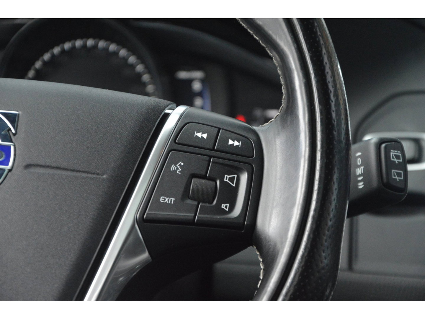 Volvo XC60 5 Cilinder AWD D4 R-Design | Adaptive Cruise | Panoramadak | Trekhaak 2000KG | Stoel + Stuur Verwarmd | Standkachel |