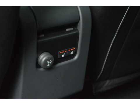 Volvo XC60 5 Cilinder AWD D4 R-Design | Adaptive Cruise | Panoramadak | Trekhaak 2000KG | Stoel + Stuur Verwarmd | Standkachel |