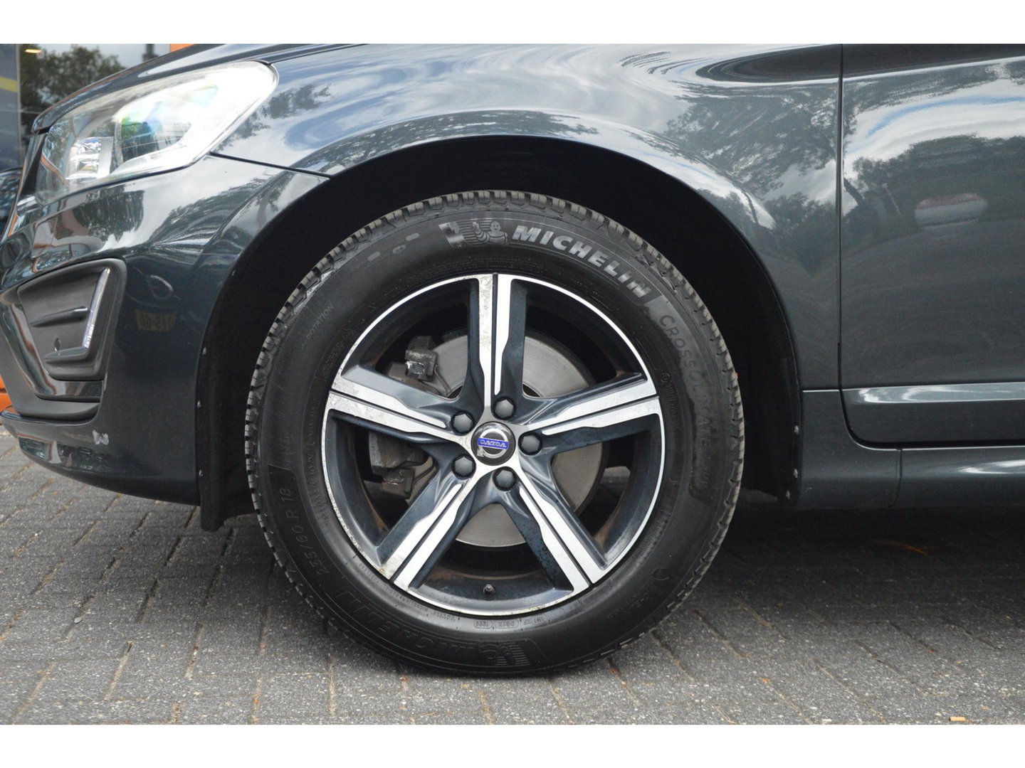 Volvo XC60 5 Cilinder AWD D4 R-Design | Adaptive Cruise | Panoramadak | Trekhaak 2000KG | Stoel + Stuur Verwarmd | Standkachel |
