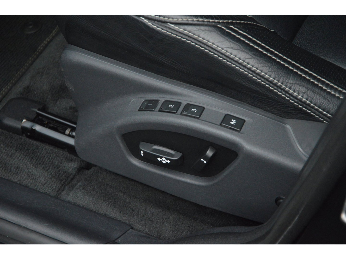 Volvo XC60 5 Cilinder AWD D4 R-Design | Adaptive Cruise | Panoramadak | Trekhaak 2000KG | Stoel + Stuur Verwarmd | Standkachel |