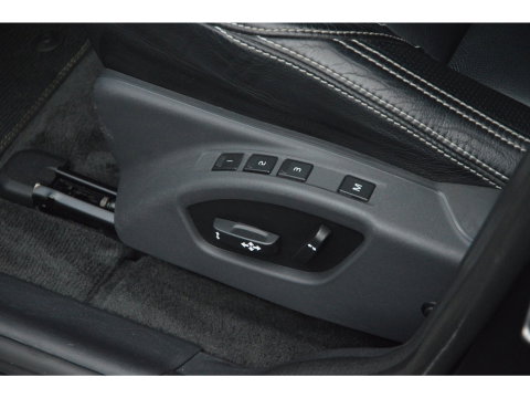 Volvo XC60 5 Cilinder AWD D4 R-Design | Adaptive Cruise | Panoramadak | Trekhaak 2000KG | Stoel + Stuur Verwarmd | Standkachel |