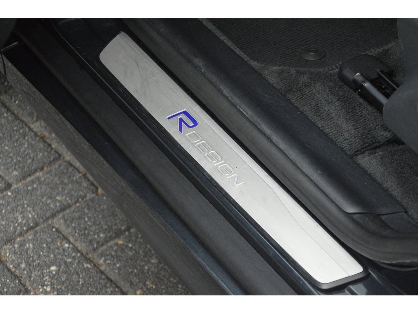Volvo XC60 5 Cilinder AWD D4 R-Design | Adaptive Cruise | Panoramadak | Trekhaak 2000KG | Stoel + Stuur Verwarmd | Standkachel |