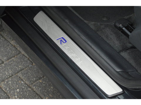Volvo XC60 5 Cilinder AWD D4 R-Design | Adaptive Cruise | Panoramadak | Trekhaak 2000KG | Stoel + Stuur Verwarmd | Standkachel |