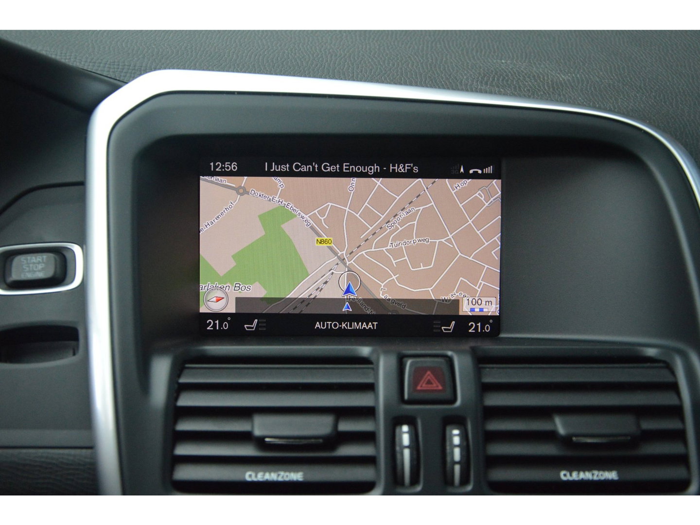 Volvo XC60 5 Cilinder AWD D4 R-Design | Adaptive Cruise | Panoramadak | Trekhaak 2000KG | Stoel + Stuur Verwarmd | Standkachel |