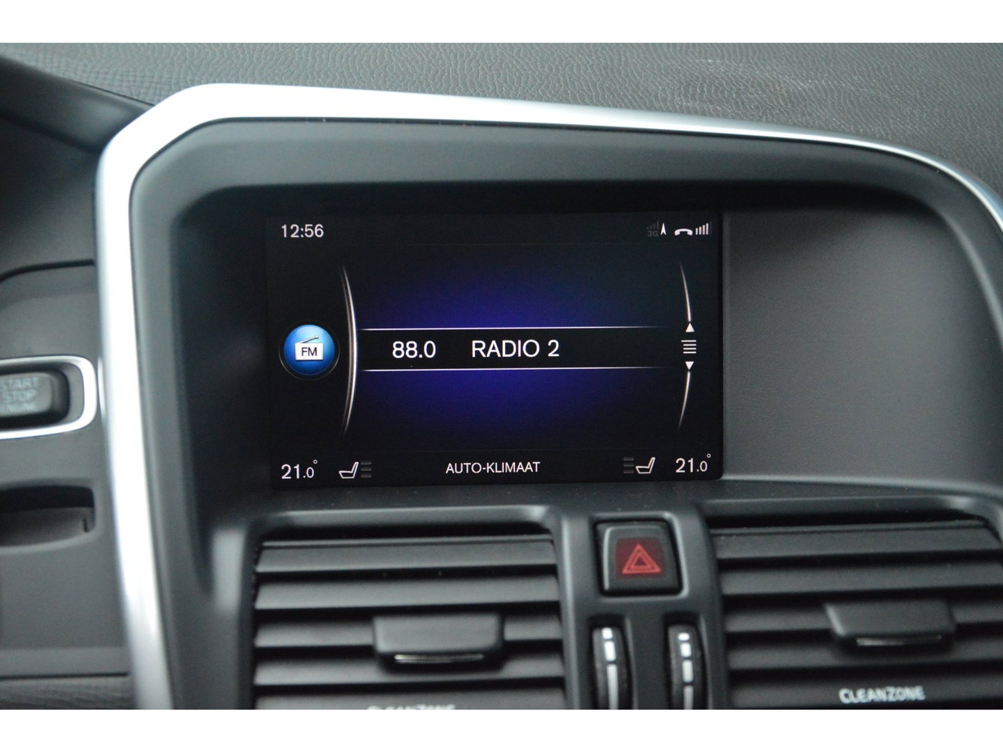 Volvo XC60 5 Cilinder AWD D4 R-Design | Adaptive Cruise | Panoramadak | Trekhaak 2000KG | Stoel + Stuur Verwarmd | Standkachel |