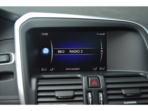 Volvo XC60 5 Cilinder AWD D4 R-Design | Adaptive Cruise | Panoramadak | Trekhaak 2000KG | Stoel + Stuur Verwarmd | Standkachel |