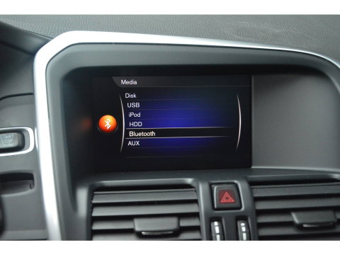 Volvo XC60 5 Cilinder AWD D4 R-Design | Adaptive Cruise | Panoramadak | Trekhaak 2000KG | Stoel + Stuur Verwarmd | Standkachel |