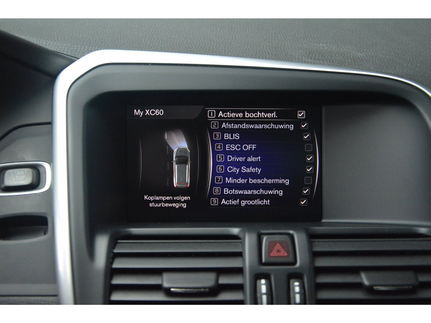 Volvo XC60 5 Cilinder AWD D4 R-Design | Adaptive Cruise | Panoramadak | Trekhaak 2000KG | Stoel + Stuur Verwarmd | Standkachel |