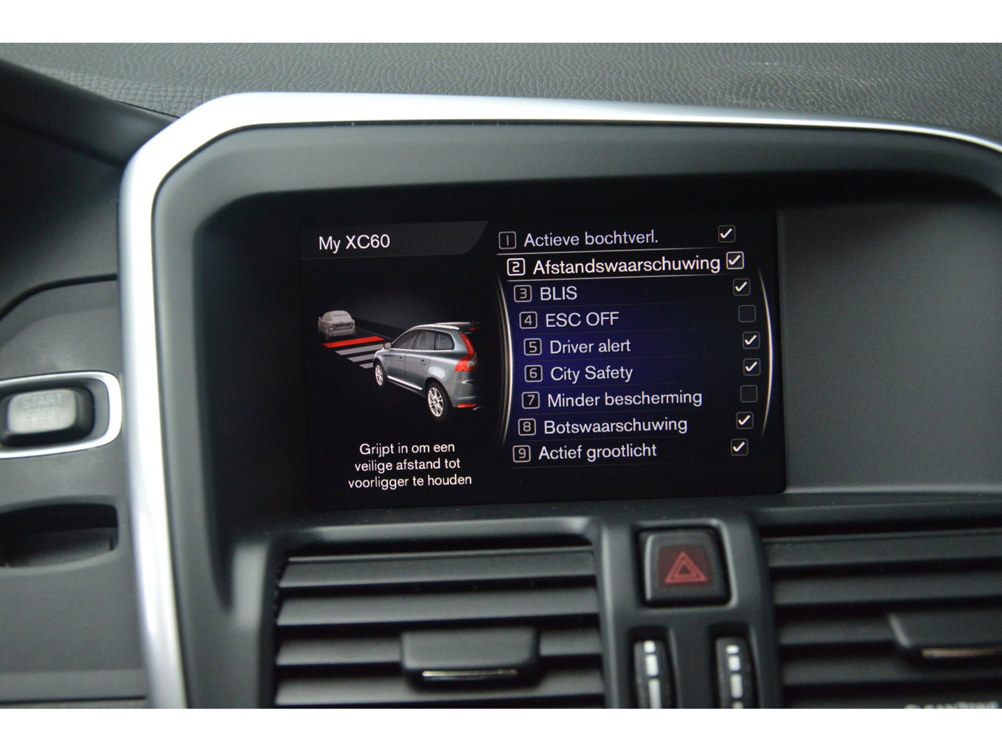 Volvo XC60 5 Cilinder AWD D4 R-Design | Adaptive Cruise | Panoramadak | Trekhaak 2000KG | Stoel + Stuur Verwarmd | Standkachel |