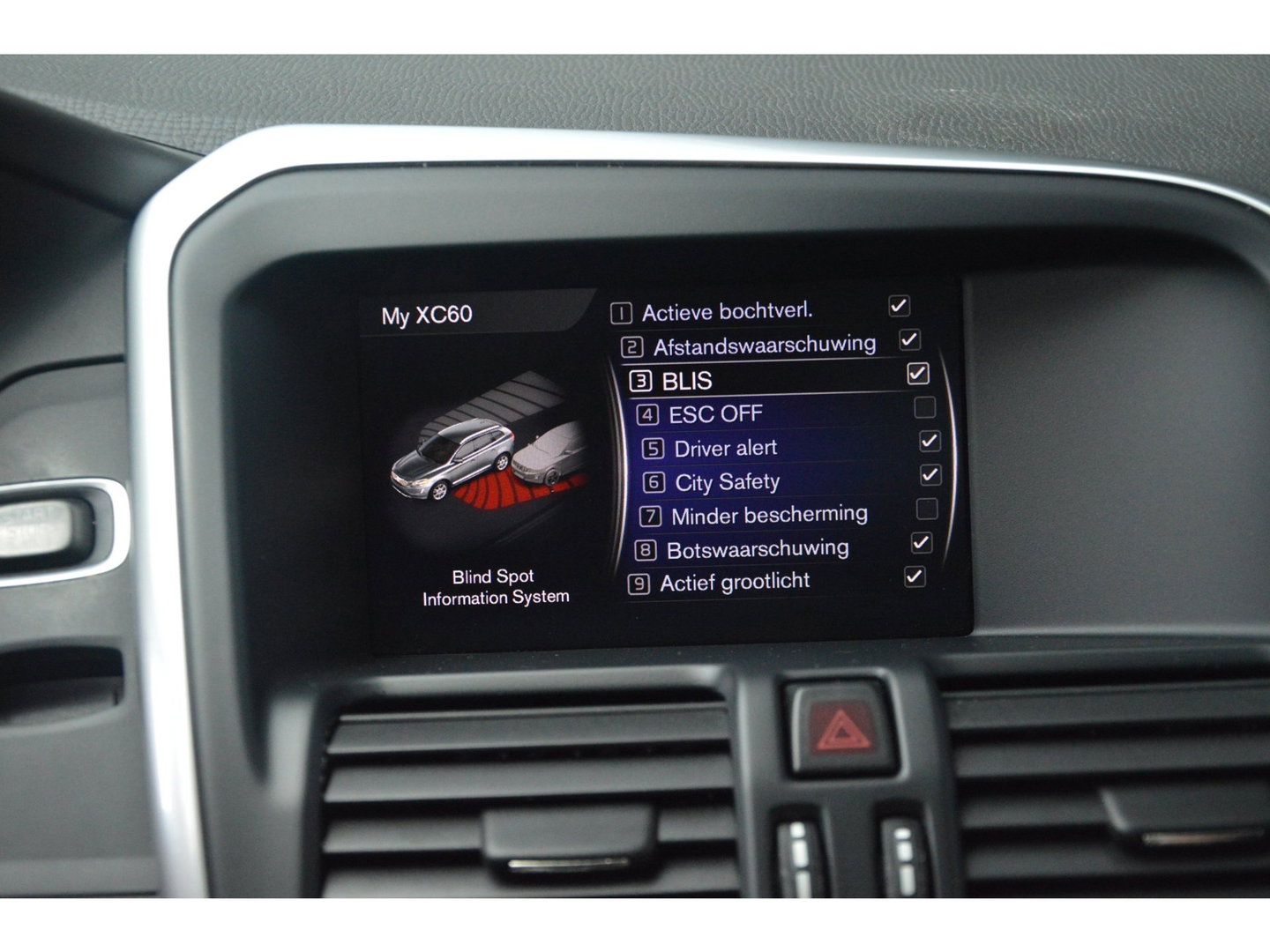 Volvo XC60 5 Cilinder AWD D4 R-Design | Adaptive Cruise | Panoramadak | Trekhaak 2000KG | Stoel + Stuur Verwarmd | Standkachel |
