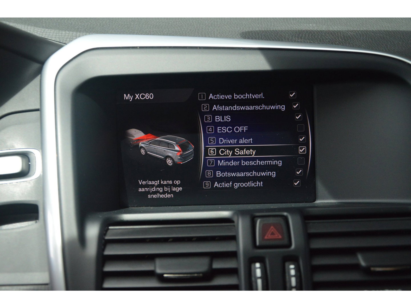Volvo XC60 5 Cilinder AWD D4 R-Design | Adaptive Cruise | Panoramadak | Trekhaak 2000KG | Stoel + Stuur Verwarmd | Standkachel |