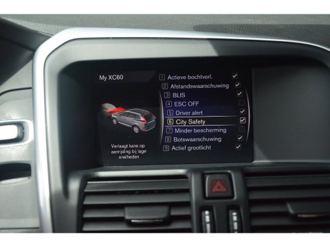 Volvo XC60 5 Cilinder AWD D4 R-Design | Adaptive Cruise | Panoramadak | Trekhaak 2000KG | Stoel + Stuur Verwarmd | Standkachel |