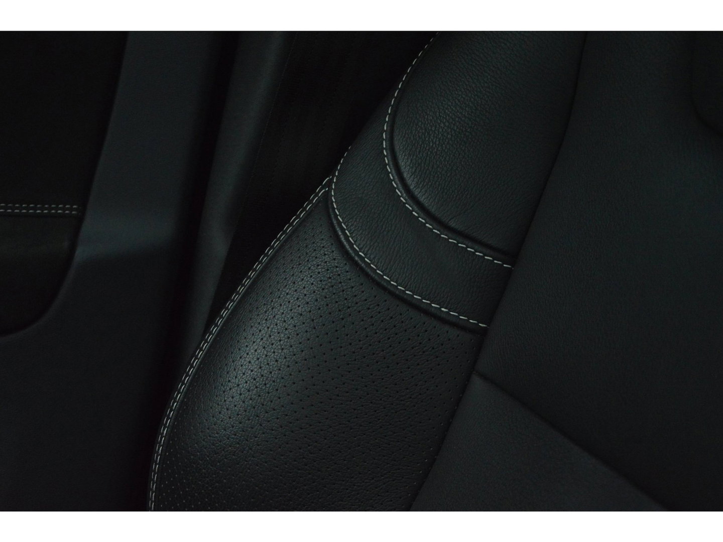 Volvo XC60 5 Cilinder AWD D4 R-Design | Adaptive Cruise | Panoramadak | Trekhaak 2000KG | Stoel + Stuur Verwarmd | Standkachel |