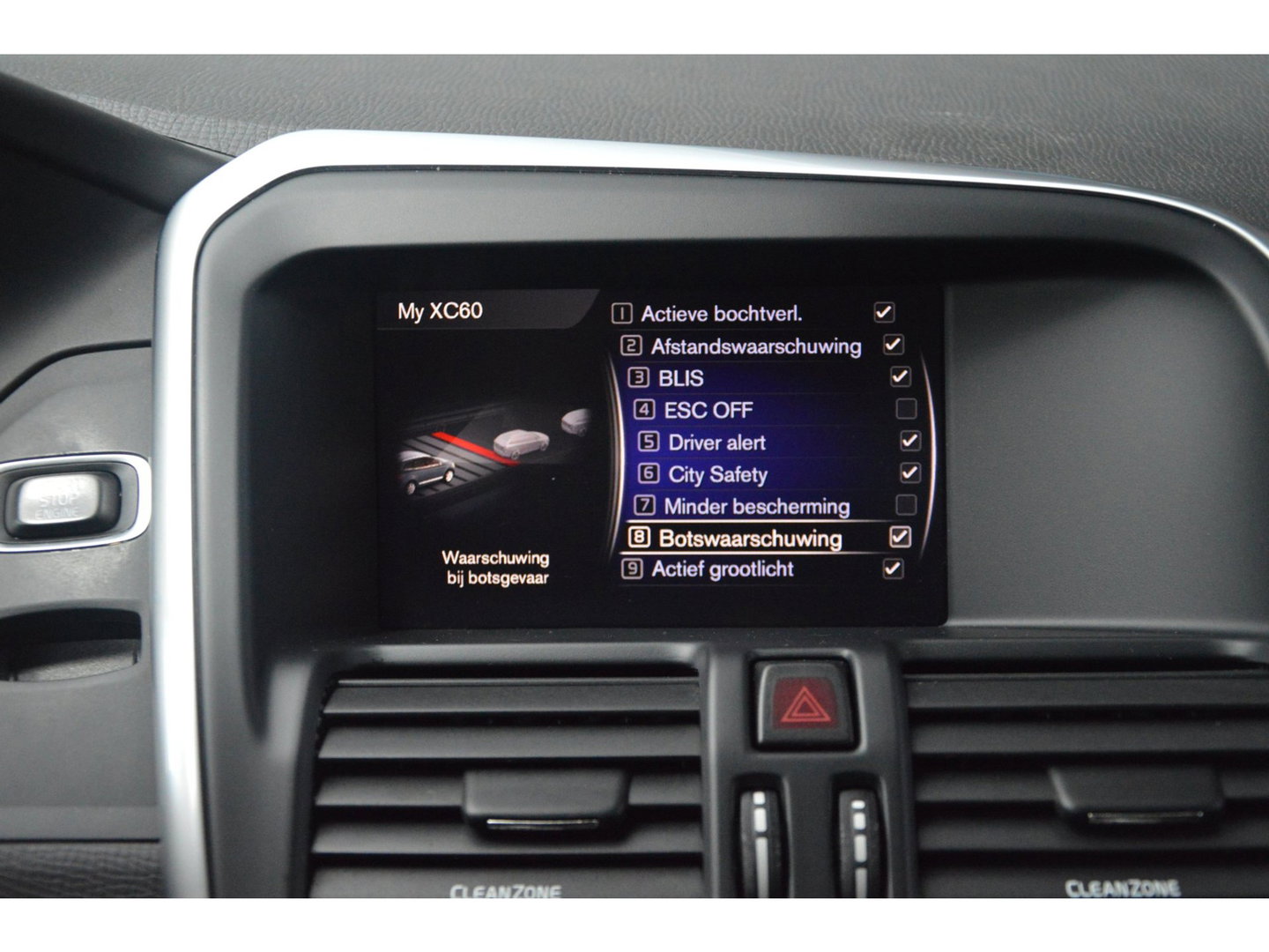 Volvo XC60 5 Cilinder AWD D4 R-Design | Adaptive Cruise | Panoramadak | Trekhaak 2000KG | Stoel + Stuur Verwarmd | Standkachel |