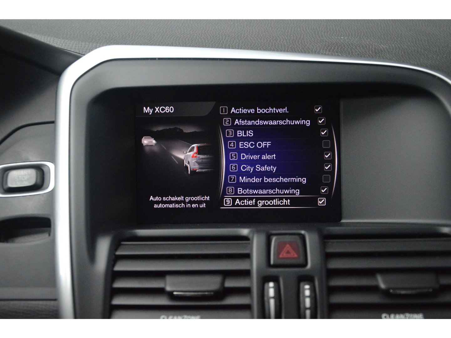 Volvo XC60 5 Cilinder AWD D4 R-Design | Adaptive Cruise | Panoramadak | Trekhaak 2000KG | Stoel + Stuur Verwarmd | Standkachel |