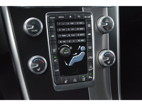 Volvo XC60 5 Cilinder AWD D4 R-Design | Adaptive Cruise | Panoramadak | Trekhaak 2000KG | Stoel + Stuur Verwarmd | Standkachel |