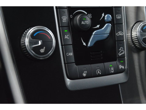 Volvo XC60 5 Cilinder AWD D4 R-Design | Adaptive Cruise | Panoramadak | Trekhaak 2000KG | Stoel + Stuur Verwarmd | Standkachel |