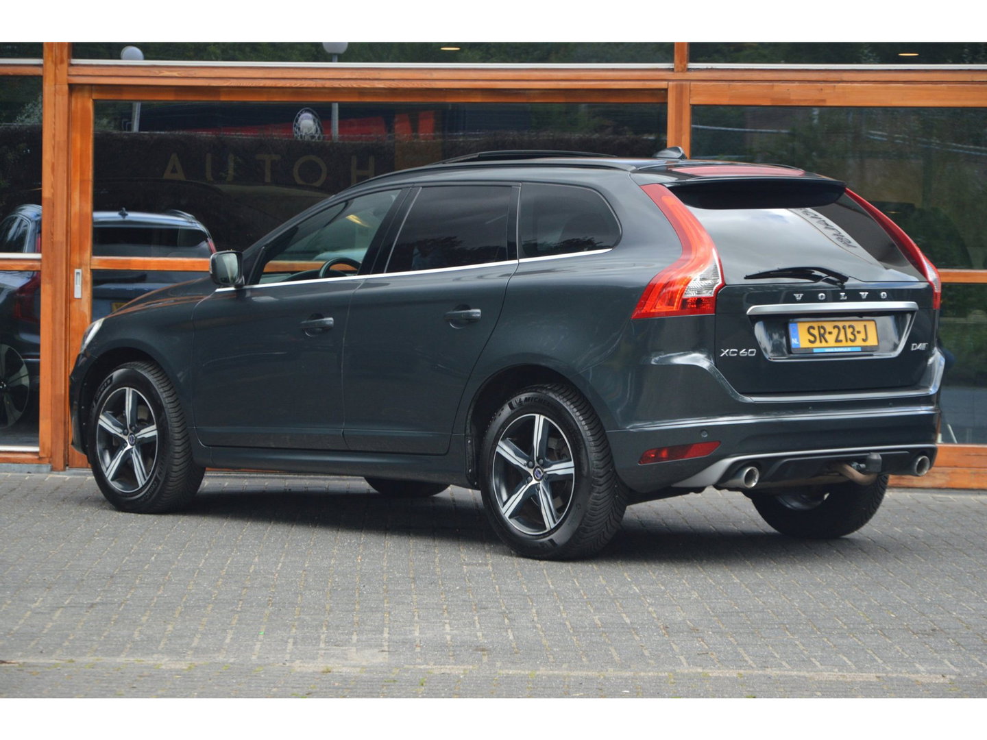 Volvo XC60 5 Cilinder AWD D4 R-Design | Adaptive Cruise | Panoramadak | Trekhaak 2000KG | Stoel + Stuur Verwarmd | Standkachel |
