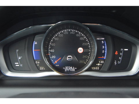 Volvo XC60 5 Cilinder AWD D4 R-Design | Adaptive Cruise | Panoramadak | Trekhaak 2000KG | Stoel + Stuur Verwarmd | Standkachel |
