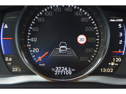 Volvo XC60 5 Cilinder AWD D4 R-Design | Adaptive Cruise | Panoramadak | Trekhaak 2000KG | Stoel + Stuur Verwarmd | Standkachel |