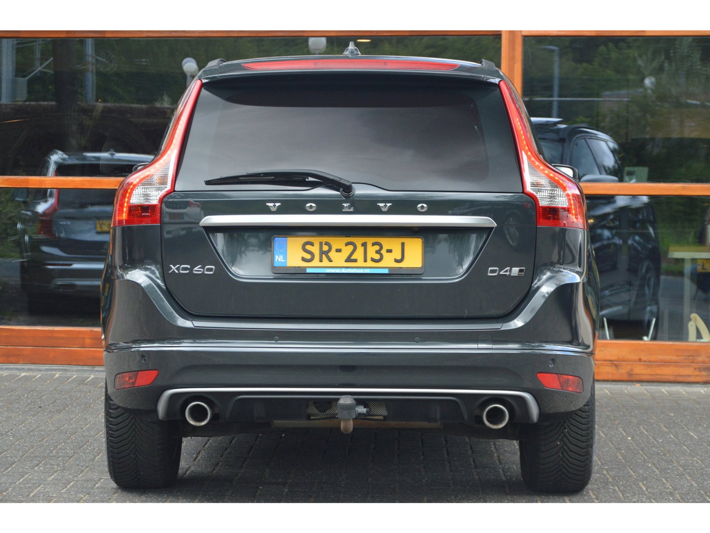 Volvo XC60 5 Cilinder AWD D4 R-Design | Adaptive Cruise | Panoramadak | Trekhaak 2000KG | Stoel + Stuur Verwarmd | Standkachel |