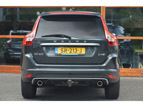 Volvo XC60 5 Cilinder AWD D4 R-Design | Adaptive Cruise | Panoramadak | Trekhaak 2000KG | Stoel + Stuur Verwarmd | Standkachel |