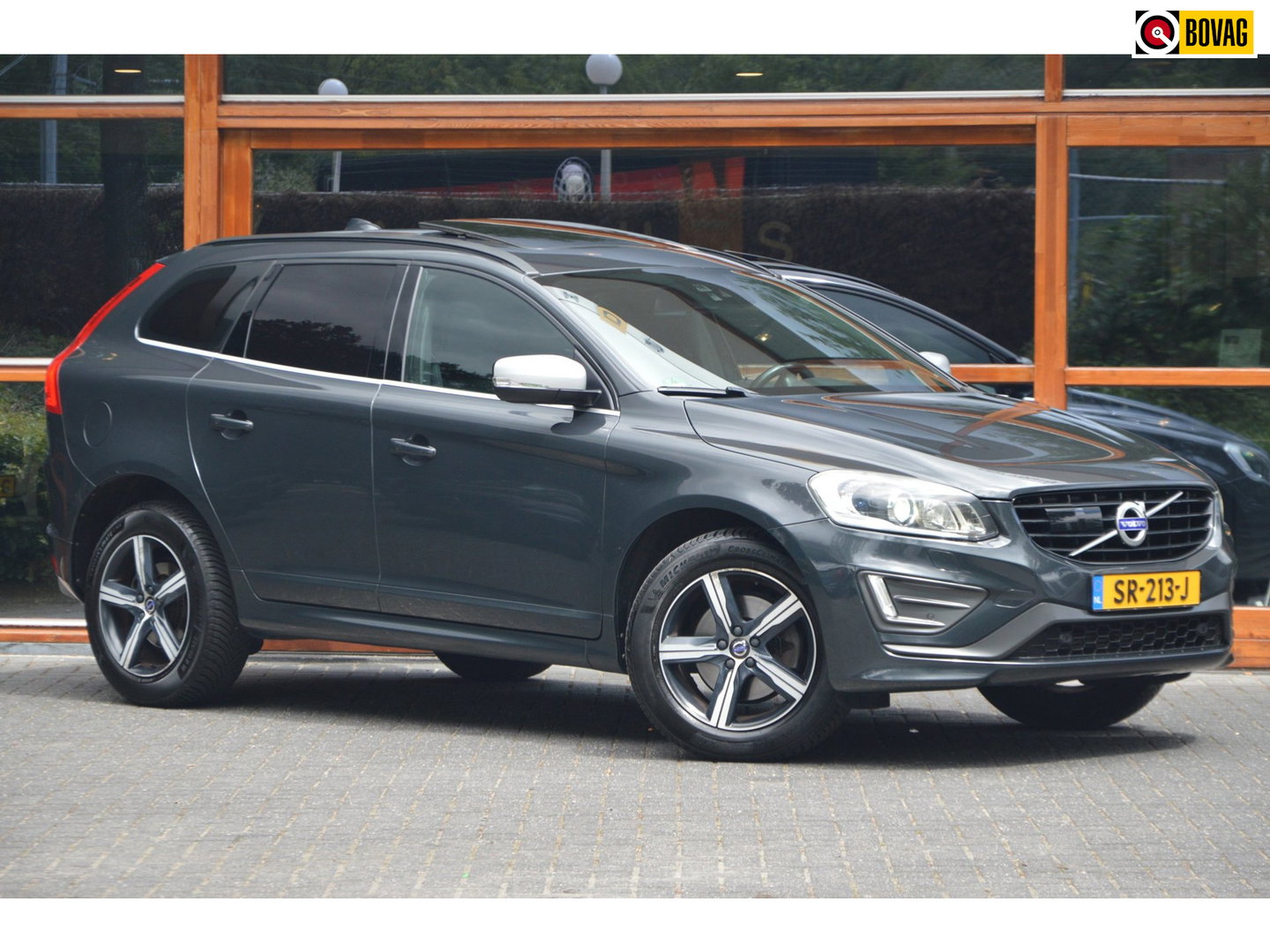Volvo XC60 5 Cilinder AWD D4 R-Design | Adaptive Cruise | Panoramadak | Trekhaak 2000KG | Stoel + Stuur Verwarmd | Standkachel |