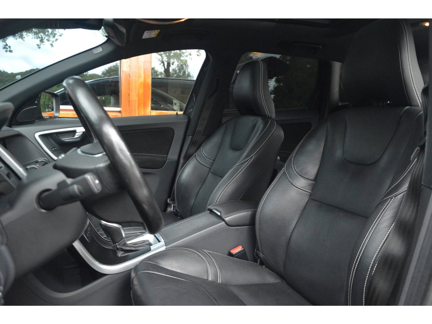 Volvo XC60 5 Cilinder AWD D4 R-Design | Adaptive Cruise | Panoramadak | Trekhaak 2000KG | Stoel + Stuur Verwarmd | Standkachel |