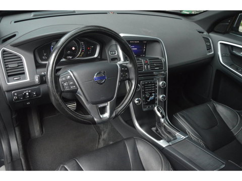 Volvo XC60 5 Cilinder AWD D4 R-Design | Adaptive Cruise | Panoramadak | Trekhaak 2000KG | Stoel + Stuur Verwarmd | Standkachel |