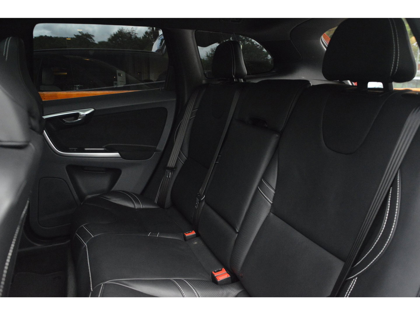 Volvo XC60 5 Cilinder AWD D4 R-Design | Adaptive Cruise | Panoramadak | Trekhaak 2000KG | Stoel + Stuur Verwarmd | Standkachel |