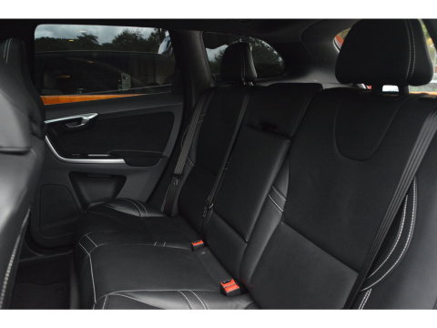 Volvo XC60 5 Cilinder AWD D4 R-Design | Adaptive Cruise | Panoramadak | Trekhaak 2000KG | Stoel + Stuur Verwarmd | Standkachel |