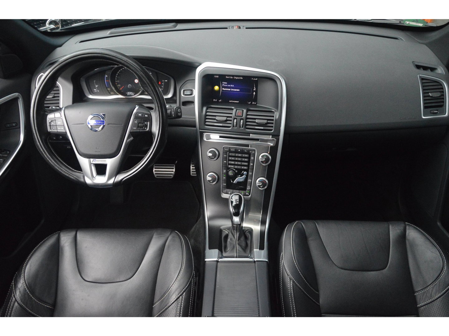Volvo XC60 5 Cilinder AWD D4 R-Design | Adaptive Cruise | Panoramadak | Trekhaak 2000KG | Stoel + Stuur Verwarmd | Standkachel |