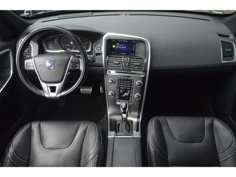 Volvo XC60 5 Cilinder AWD D4 R-Design | Adaptive Cruise | Panoramadak | Trekhaak 2000KG | Stoel + Stuur Verwarmd | Standkachel |