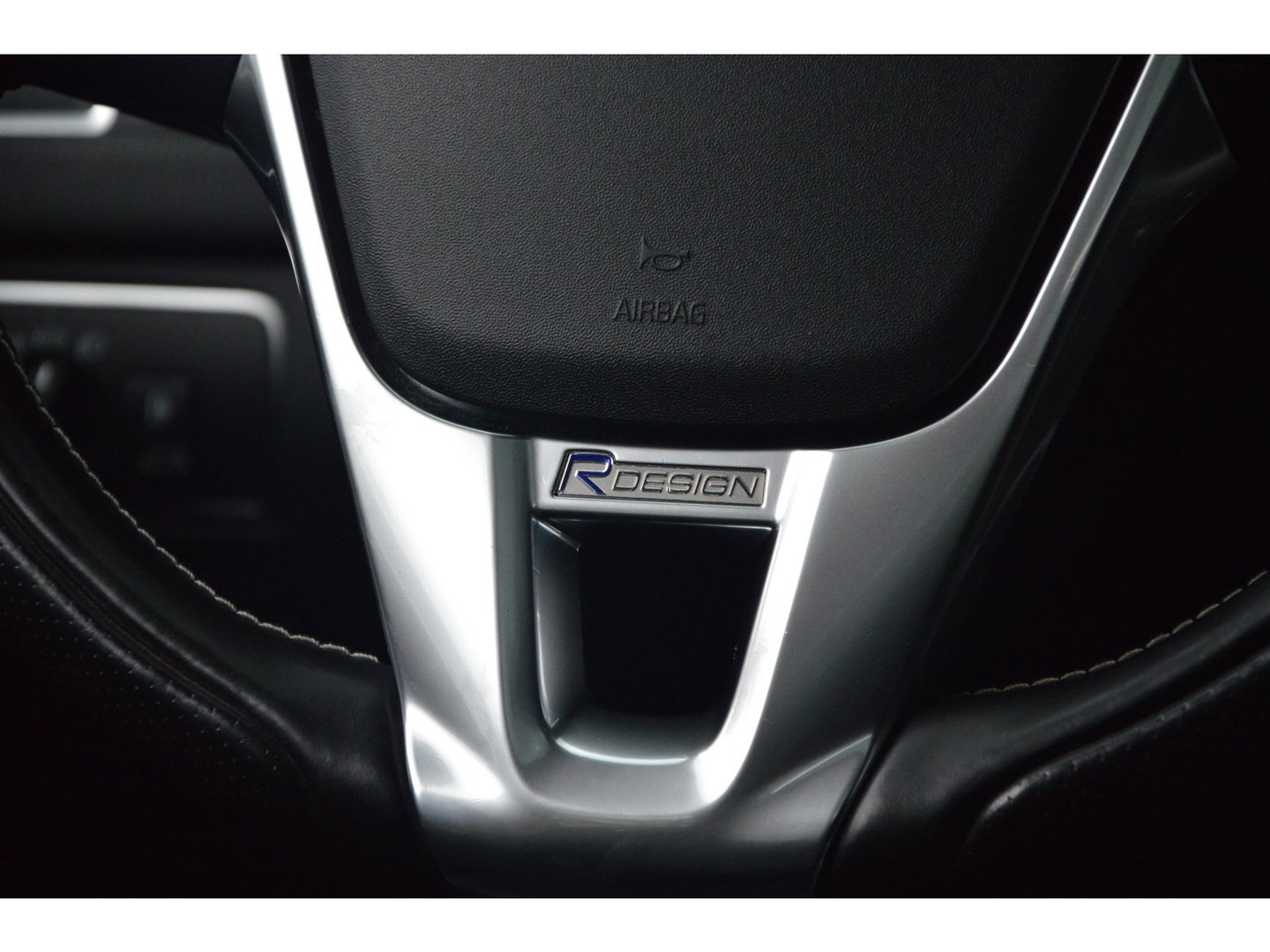 Volvo XC60 5 Cilinder AWD D4 R-Design | Adaptive Cruise | Panoramadak | Trekhaak 2000KG | Stoel + Stuur Verwarmd | Standkachel |