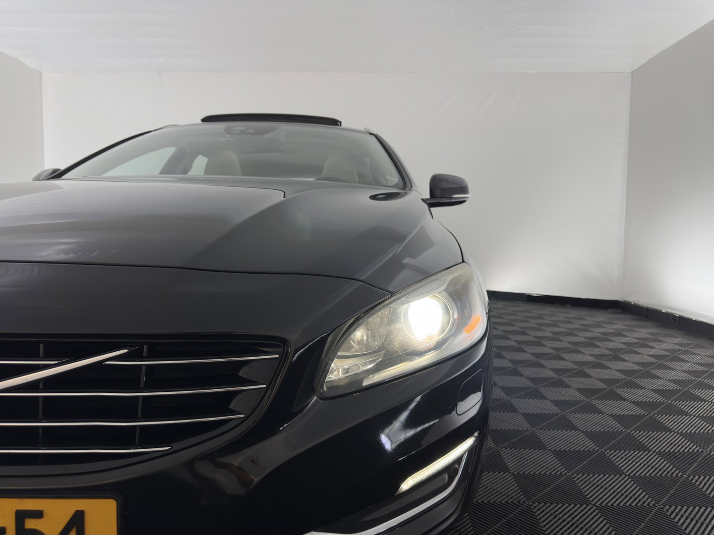 Volvo V60 2.4 D6 AWD Plug-In Hybrid Summum Aut. *PANO | ADAPTIVE-CRUISE | LEATHER | XENON | BLIS | MEMORY-PACK | HEATED-COMFORTSEATS | NAVI-FULLMAP | ECC | PDC | CRUISE | 17''ALU*