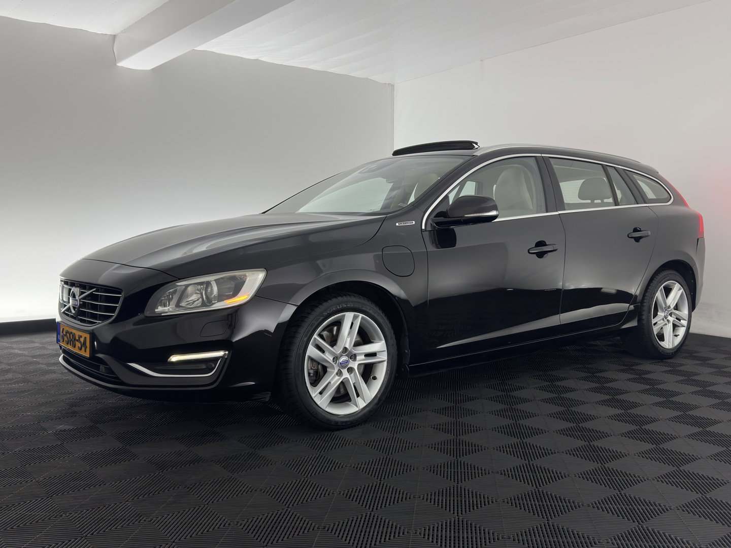 Volvo V60 2.4 D6 AWD Plug-In Hybrid Summum Aut. *PANO | ADAPTIVE-CRUISE | LEATHER | XENON | BLIS | MEMORY-PACK | HEATED-COMFORTSEATS | NAVI-FULLMAP | ECC | PDC | CRUISE | 17''ALU*