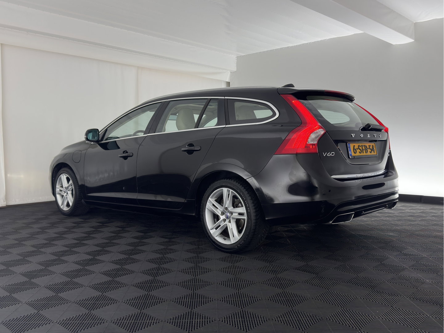 Volvo V60 2.4 D6 AWD Plug-In Hybrid Summum Aut. *PANO | ADAPTIVE-CRUISE | LEATHER | XENON | BLIS | MEMORY-PACK | HEATED-COMFORTSEATS | NAVI-FULLMAP | ECC | PDC | CRUISE | 17''ALU*