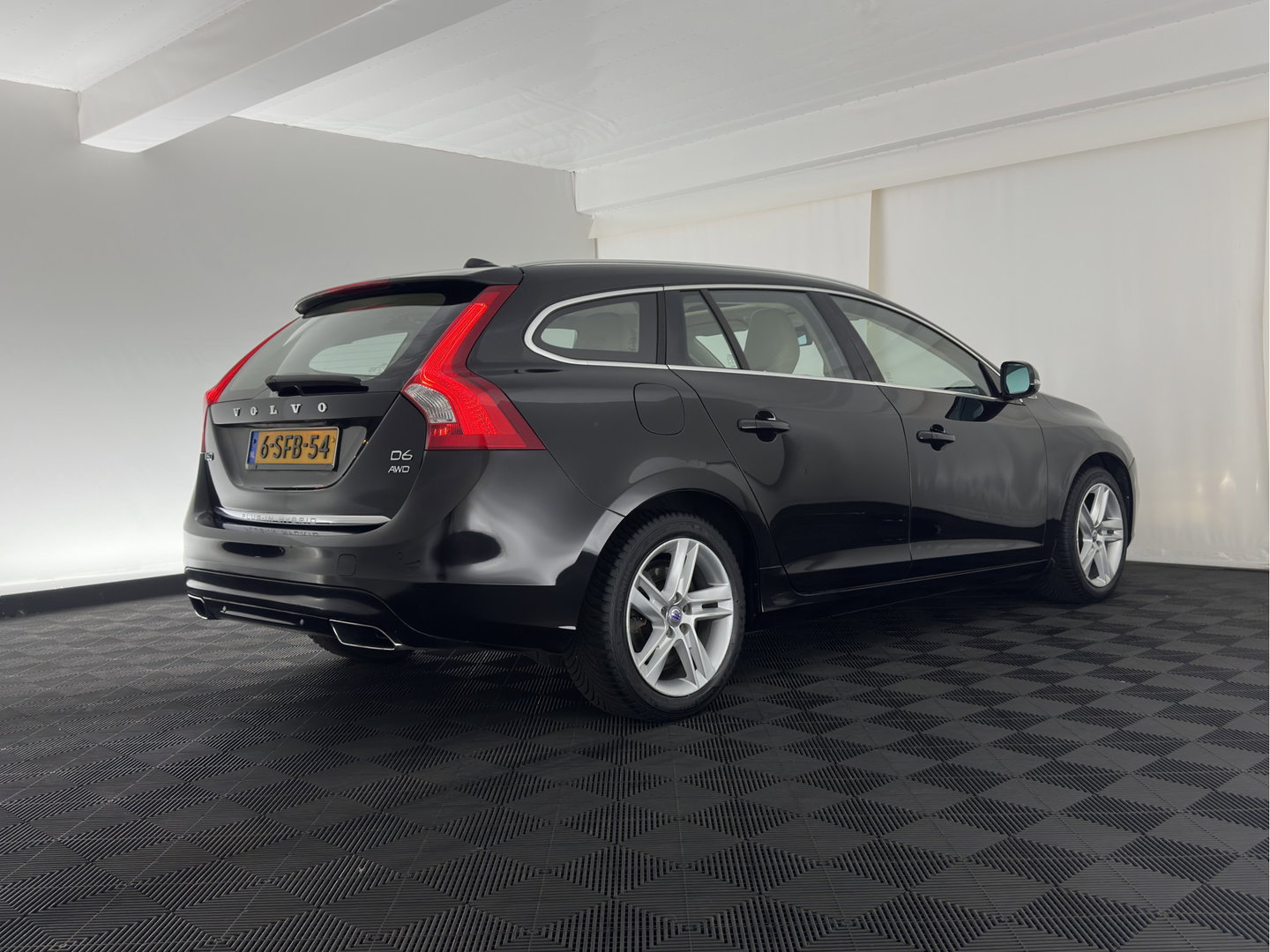Volvo V60 2.4 D6 AWD Plug-In Hybrid Summum Aut. *PANO | ADAPTIVE-CRUISE | LEATHER | XENON | BLIS | MEMORY-PACK | HEATED-COMFORTSEATS | NAVI-FULLMAP | ECC | PDC | CRUISE | 17''ALU*