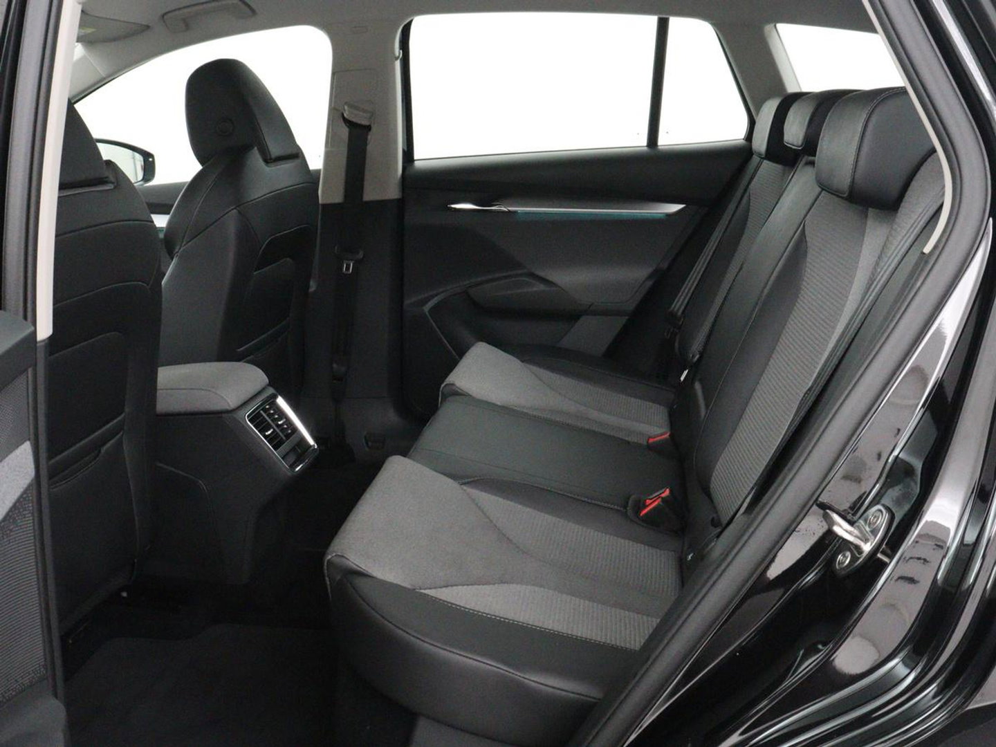 Škoda Enyaq iV 60 | SOH 92.9 % | Half Leder | Camera | Park assist | Cruise control | Carplay | DAB | Sfeerverlichting | Full LED | Climate control | 20''