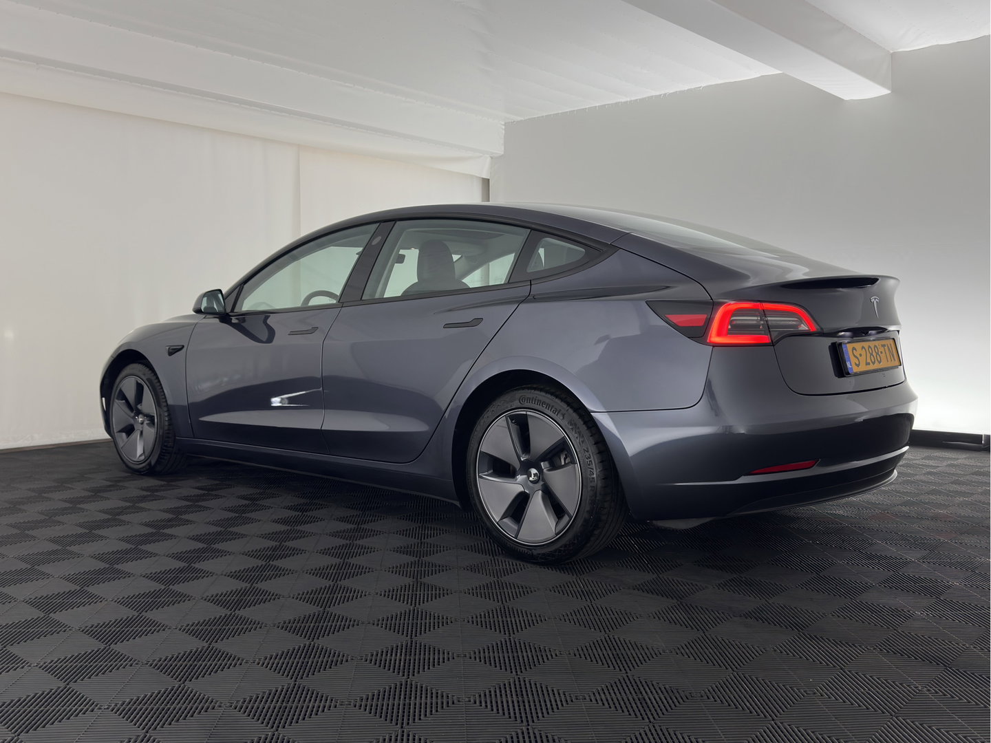 Tesla Model 3 Standard RWD Plus 60 kWh [3-Fase-11kW] (INCL-BTW) Aut. *PANO | AUTOPILOT | LEATHER | KEYLESS | FULL-LED | MEMORY-PACK | TOPVIEW | DAB | CARPLAY | DIGI-COCKPIT | LANE-ASSIST | HEATED- COMFORTSEATS | 19"ALU*