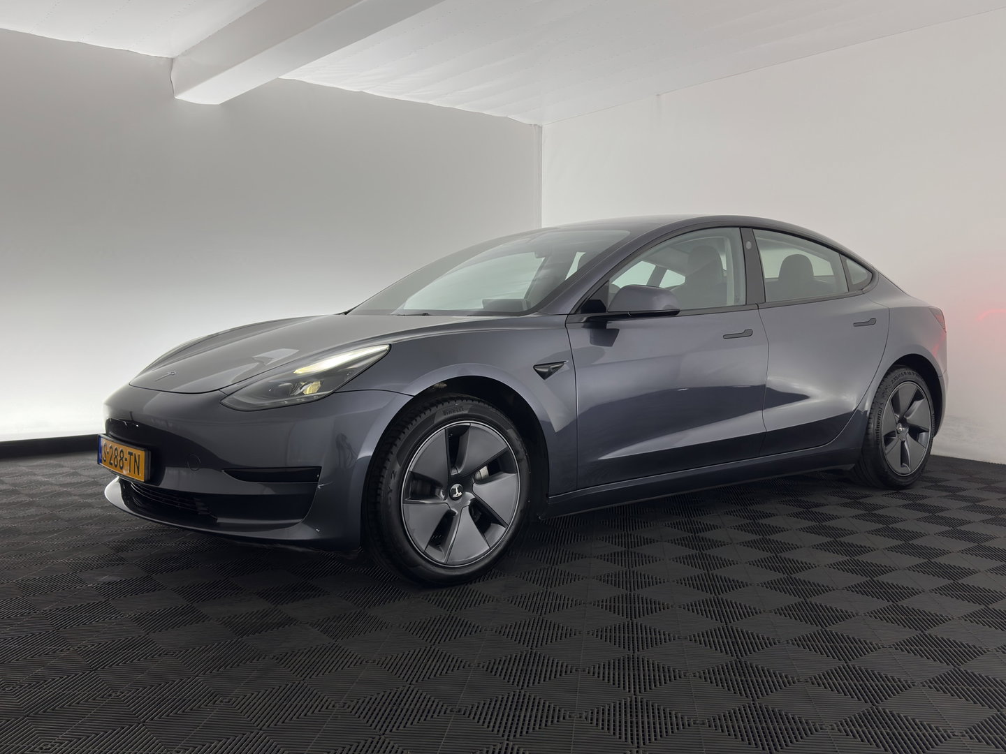 Tesla Model 3 Standard RWD Plus 60 kWh [3-Fase-11kW] (INCL-BTW) Aut. *PANO | AUTOPILOT | LEATHER | KEYLESS | FULL-LED | MEMORY-PACK | TOPVIEW | DAB | CARPLAY | DIGI-COCKPIT | LANE-ASSIST | HEATED- COMFORTSEATS | 19"ALU*