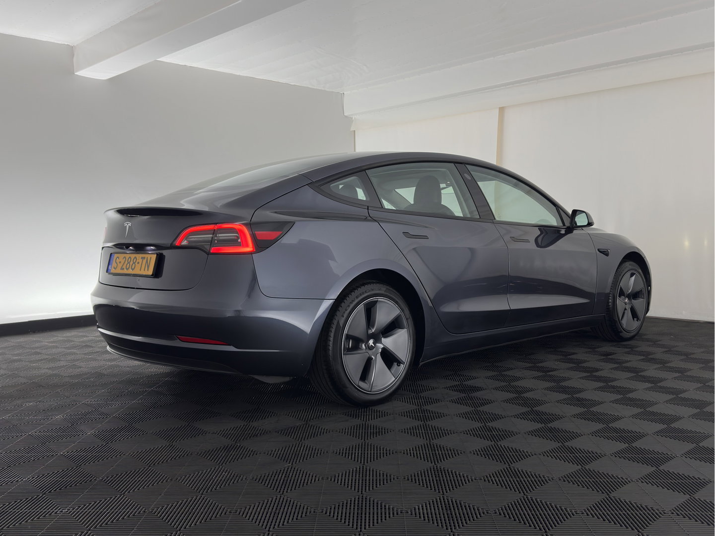 Tesla Model 3 Standard RWD Plus 60 kWh [3-Fase-11kW] (INCL-BTW) Aut. *PANO | AUTOPILOT | LEATHER | KEYLESS | FULL-LED | MEMORY-PACK | TOPVIEW | DAB | CARPLAY | DIGI-COCKPIT | LANE-ASSIST | HEATED- COMFORTSEATS | 19"ALU*