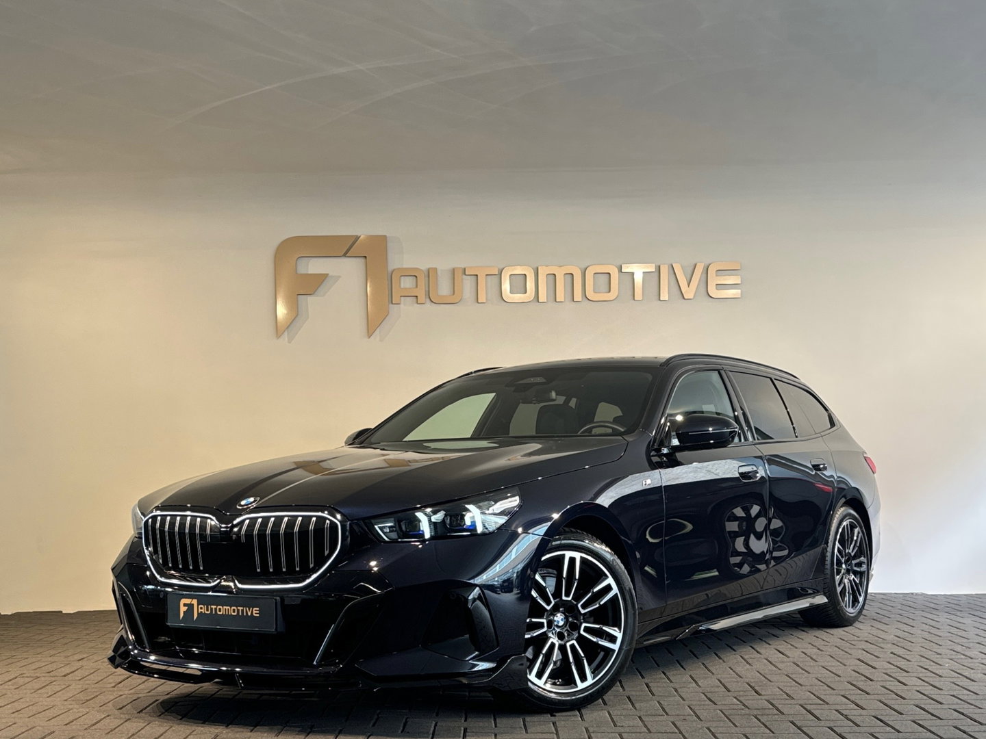 BMW 5 Serie Touring 520i M Sport Pano|HuD|H/K|Memory|Trekhaak