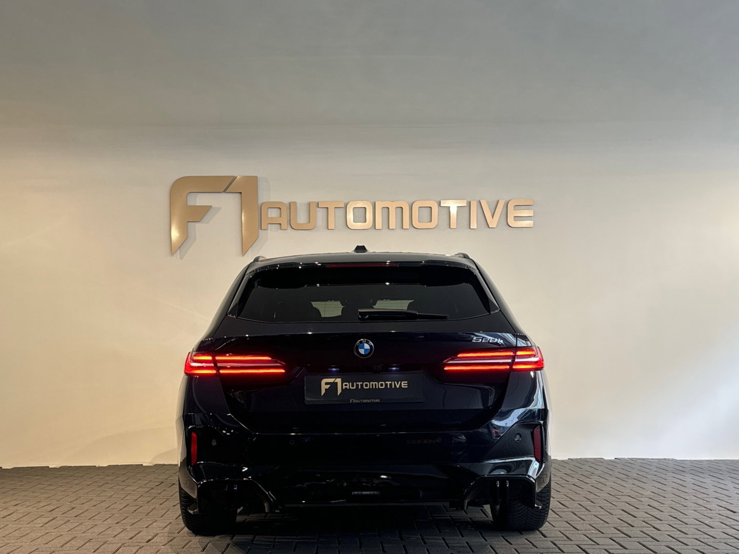 BMW 5 Serie Touring 520i M Sport Pano|HuD|H/K|Memory|Trekhaak