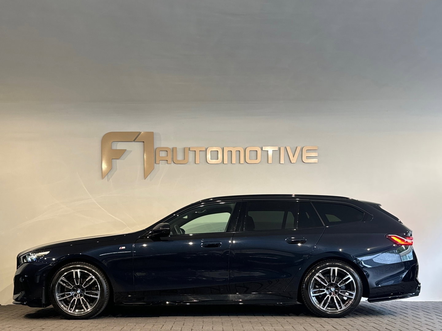 BMW 5 Serie Touring 520i M Sport Pano|HuD|H/K|Memory|Trekhaak