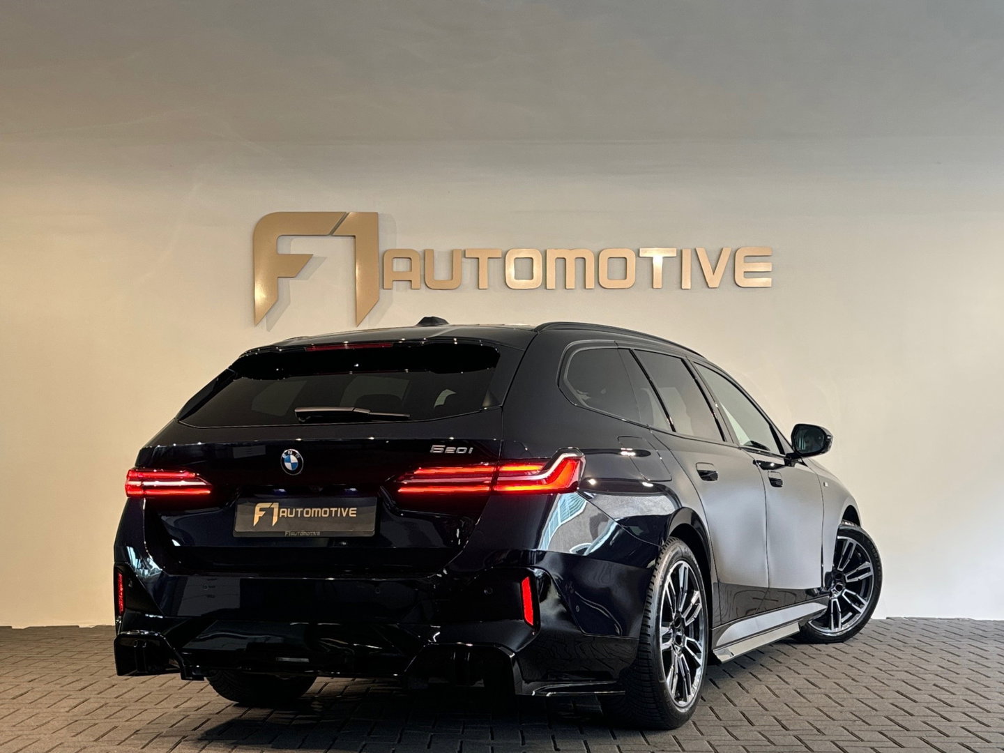 BMW 5 Serie Touring 520i M Sport Pano|HuD|H/K|Memory|Trekhaak