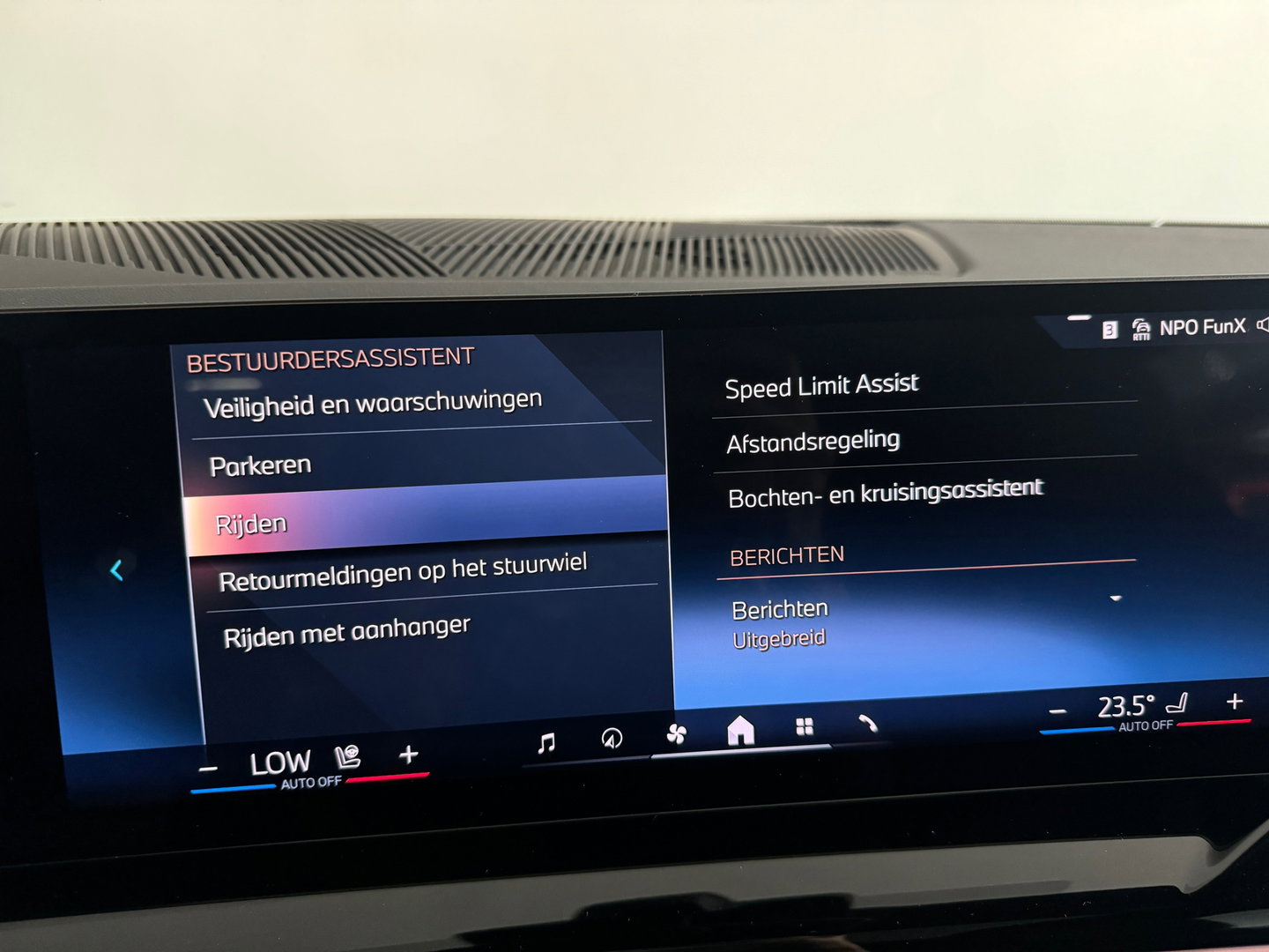 BMW 5 Serie Touring 520i M Sport Pano|HuD|H/K|Memory|Trekhaak