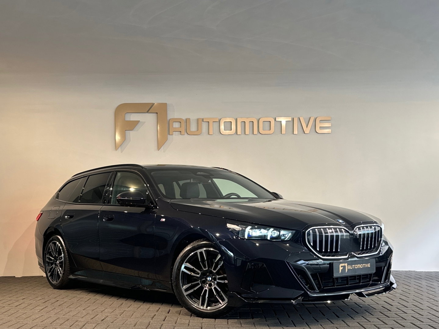 BMW 5 Serie Touring 520i M Sport Pano|HuD|H/K|Memory|Trekhaak